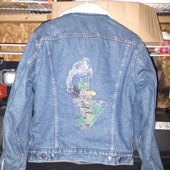 A collectors EmBrOdErY old style Levi's jacket - Picture 4 of 10